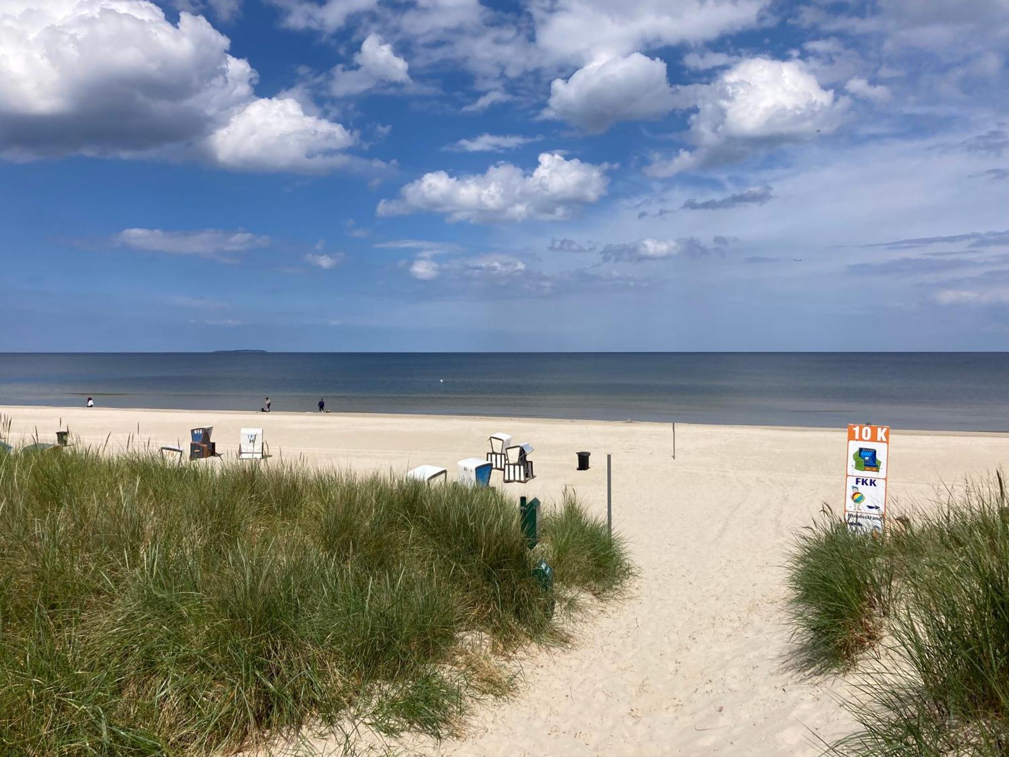 Reet Am Strand Mit Hund Karlshagen Exterior foto