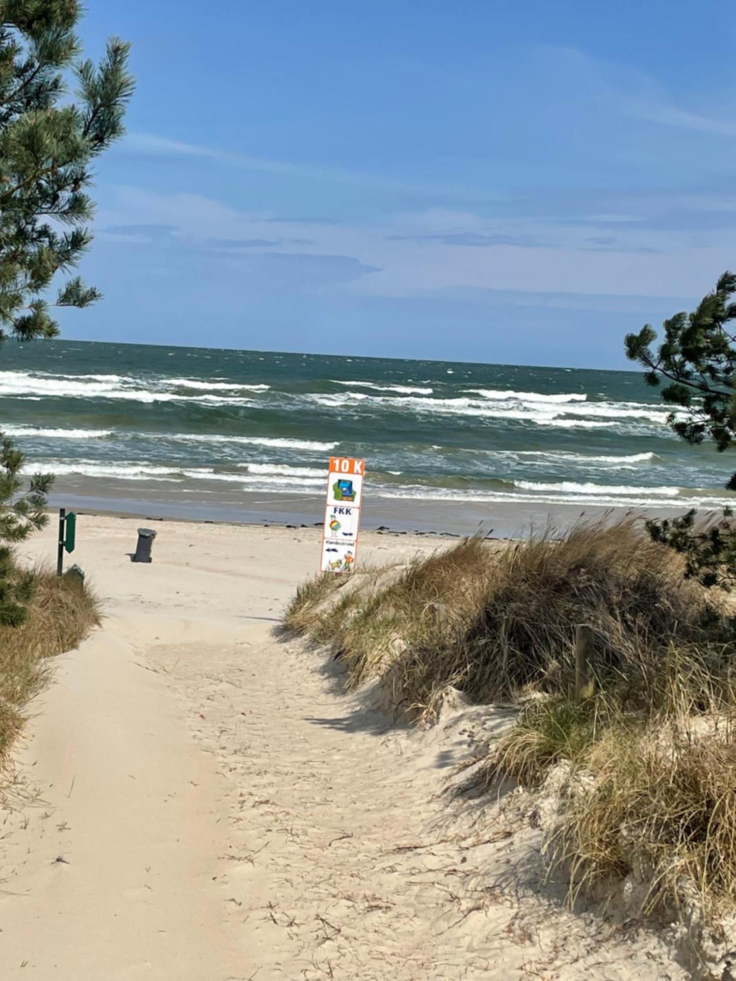 Reet Am Strand Mit Hund Karlshagen Exterior foto